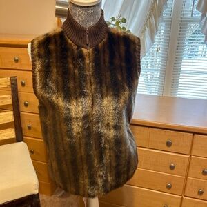 Vest with faux fur